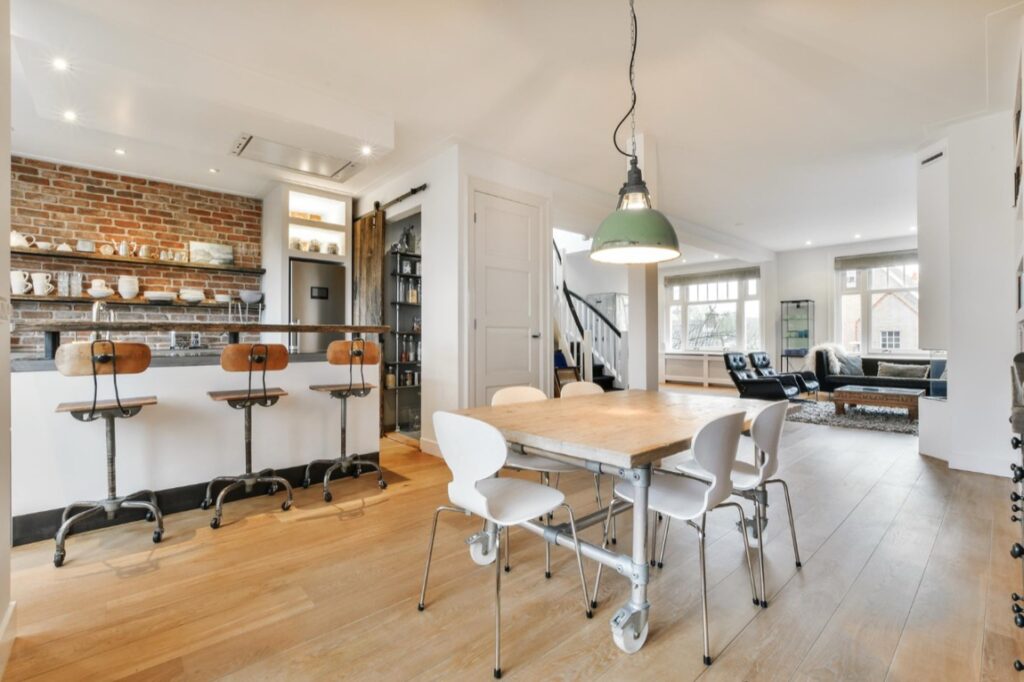 Drewniane podłogi to jeden z najstarszych materiałów podłogowych, który niezmiennie cieszy się popularnością na całym świecie