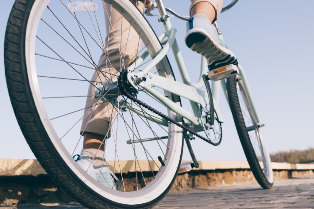 Koszt ubezpieczenia rowerowego może znacznie różnić się w zależności od wielu czynników, takich jak wartość roweru, zakres ochrony czy miejsce zamieszkania użytkownika